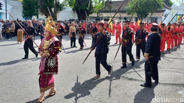 Prosesi adat Alam Kemisir, dari kerajaan Kepaksian Pernong Sekala Brak, Lampung, saat dilaksanakan di Kamandungan Keraton Kasunanan Solo, Kamis (16/2/2023)