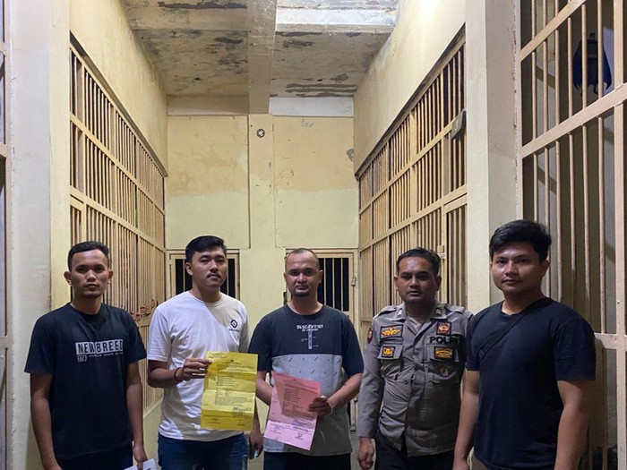 Kades Nias Selatan Osarao Tafonao (tengah) saat akan ditahan.