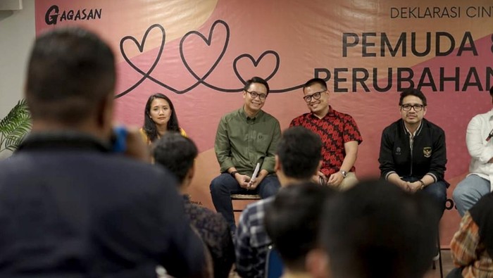 Kala Pemuda Kumpul Bahas Gagasan Substantif Pemilu 2024 Sekumpulan tokoh pemuda berkumpul dan mendiskusikan akan gagasan soal pemilu 2024. Seperti apa? Ini potretnya.
Β
Tepat satu tahun menjelang pemilihan umum digelar, kumpulan pemuda lintas profesi berkumpul di acara soft-launching gerakan pemuda bernama Gagasan. Gagasan lahir dari kepedulian para penggeraknya akan masa depan perpolitikan Indonesia yang diharapkan lebih mengedepankan substansi dan pemikiran perbaikan bangsa.
