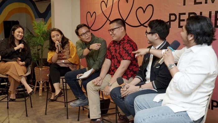 Kala Pemuda Kumpul Bahas Gagasan Substantif Pemilu 2024 Sekumpulan tokoh pemuda berkumpul dan mendiskusikan akan gagasan soal pemilu 2024. Seperti apa? Ini potretnya.
Β
Tepat satu tahun menjelang pemilihan umum digelar, kumpulan pemuda lintas profesi berkumpul di acara soft-launching gerakan pemuda bernama Gagasan. Gagasan lahir dari kepedulian para penggeraknya akan masa depan perpolitikan Indonesia yang diharapkan lebih mengedepankan substansi dan pemikiran perbaikan bangsa.