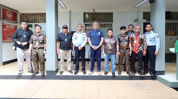 Kantor Wilayah Direktorat Jenderal Pajak Jakarta Barat (Kanwil DJP Jakbar) dan Kantor Pelayanan Pajak (KPP) Pratama Jakarta Kembangan melakukan tindakan penyanderaan (Gijzeling) terhadap LSM alias JL selaku Direktur PT KSA dengan tunggakan utang pajak sebesar Rp6.038.954.010,00. (Ist DJP)