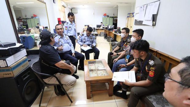 Kantor Wilayah Direktorat Jenderal Pajak Jakarta Barat (Kanwil DJP Jakbar) dan Kantor Pelayanan Pajak (KPP) Pratama Jakarta Kembangan melakukan tindakan penyanderaan (Gijzeling) terhadap LSM alias JL selaku Direktur PT KSA dengan tunggakan utang pajak sebesar Rp6.038.954.010,00. (Ist DJP)