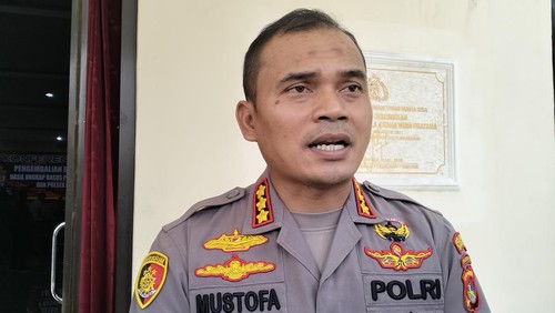 Kapolresta Mataram Kombespol Mustofa kembali motor curian kepada pemiliknya di Mataram, Kamis (16/2/2023).