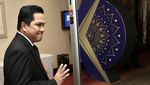 Keliling Indonesia, Erick Thohir Cicip Makanan Tradisional yang Jempolan!