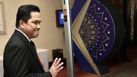 Melalui unggahan Instagram, pria 52 tahun itu mengatakan sudah saatnya semua pihak berkolaborasi demi rasa cinta untuk sepakbola Indonesia. Bismillah, bersih dan berprestasi, tulis Erick Thohir. 