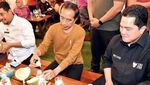 Keliling Indonesia, Erick Thohir Cicip Makanan Tradisional yang Jempolan!