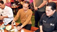 Mengunjungi Medan bersama rombongan Presiden Joko Widodo (Jokowi) belum lama ini, Erick Thohir diajak makan durian bareng. Mereka bersantap di Durian Si Bolang.