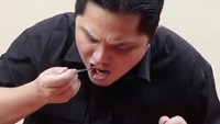 Menurut pengakuan stafnya, Erick Thohir suka menyantap gudeg Jogja racikan Bu Tinah di Stasiun Gondangdia. Ia melahap makanan kaki lima ini dengan nikmat.