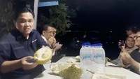 Momen unik terjadi di Labuan Bajo. Erick Thohir mampir ke rumah penjual durian untuk makan durian mentega bersama Retno Marsudi hingga Wishnutama.