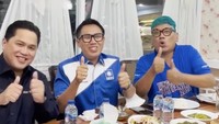 Bersama politisi PAN di Medan dan Uya Kuya, Erick Thohir mampir ke rumah makan Bintang Bawal. Mereka mencicipi lezatnya olahan ikan bawal.