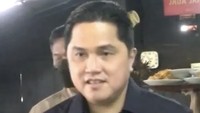 Antre bersama pengunjung lain, Erick Thohir tak ragu mampir ke Kopi Klotok Jogja. Ia pun mengeluarkan jargon andalannya, Enak terusss.