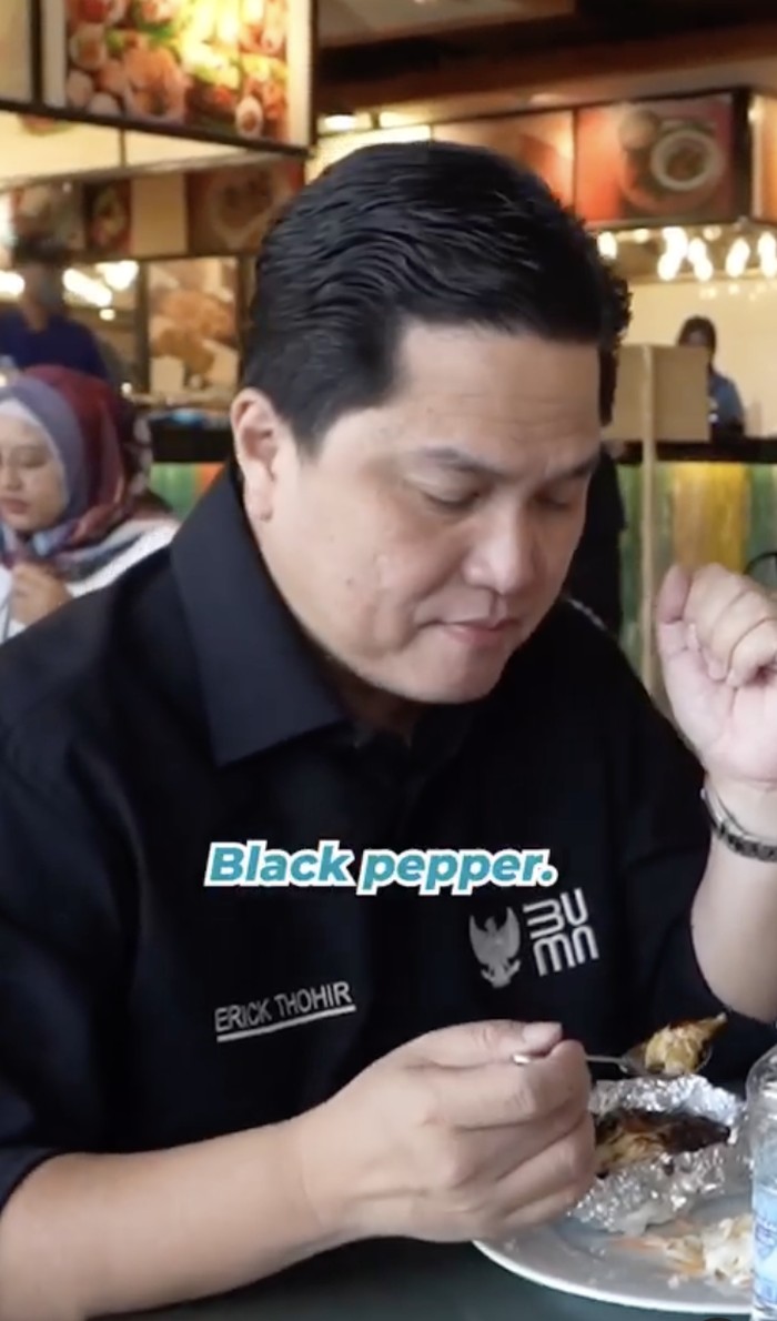 Keliling Indonesia, Erick Thohir Cicip Makanan Tradisional yang Jempolan!