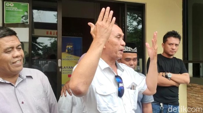 Keluarga korban pencabulan eks Ketua Demokrat Probolinggo saat mencabut laporan ke Polres Probolinggo kota