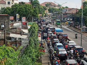 Banyak Kendaraan Putar Balik, Lalin Ciputat Arah Lebak Bulus Macet Pagi Ini