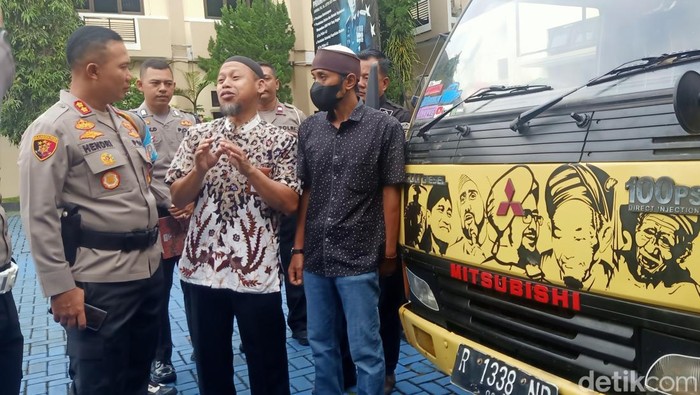 Kendaraan truk beserta sopirnya (baju biru dongker) ditetapkan tersangka usai terguling di jalan menuju obyek wisata di Banjarnegara