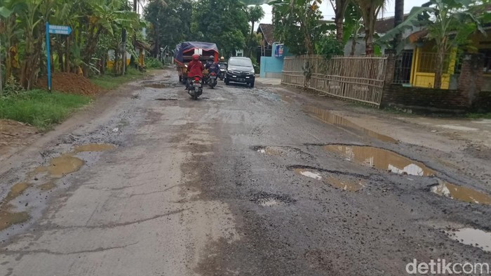 Kerusakan jalan di jalan Wedi-Bayat yang merupakan jalur truk uruk Tol Jogja-Solo. Foto diambil Rabu (15/2/2023).