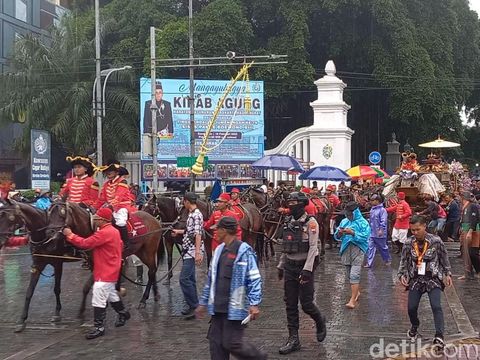 Kirab Agung Keraton Kasunanan Surakarta saat melintas di Gladak, Solo, Kamis (16/2/2023) sore.