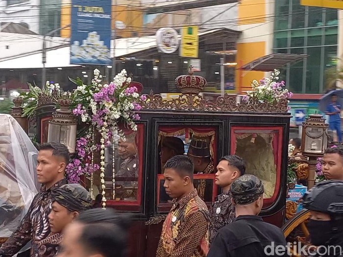 Kirab Agung Keraton Kasunanan Surakarta saat melintas di Gladak, Solo, Kamis (16/2/2023) sore.
