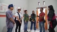 Koordinator Lembaga Pengembangan Bisnis (LPB) Yayasan Dharma Bhakti Astra (YDBA), Dani Kurnia (kedua kanan) saat menyampaikan progres pembinaan petani jahe merah kepada Ketua Pengurus YDBA, Sigit P. Kumala (kiri); Sekretaris Pengurus YDBA, Ida R. M. Sigalingging (kanan); Presiden Direktur PT Bintang Toedjoe, Fanny Kurniati (ketiga kiri); Chairwoman Yayasan Khouw Kalbe, Bernadette Ruth Irawati Setiady (kedua kiri) dan Head of Business Unit BINA PT Bintang Toedjoe, Sari Pramadiyanti (ketiga kanan) di Lebak, Banten (15/02). Sebelumnya kolaborasi telah dilakukan YDBA bersama PT Bintang Toedjoe sejak 1 September 2020 dengan membina 41 petani jahe merah yang berhasil memasok jahe merah ke PT Bintang Toedjoe lebih dari 48,5 ton pada tahun 2021 & 2022.