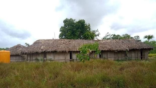 Kondisi bangunan SMP Negeri 5 Amabi Oefeto yang berdinding pelepah tanaman gewang dengan atap daun lontar di Desa Fatuteta, Kecamatan Amabi Oefeto, Kabupaten Kupang, Nusa Tenggara Timur (NTT).