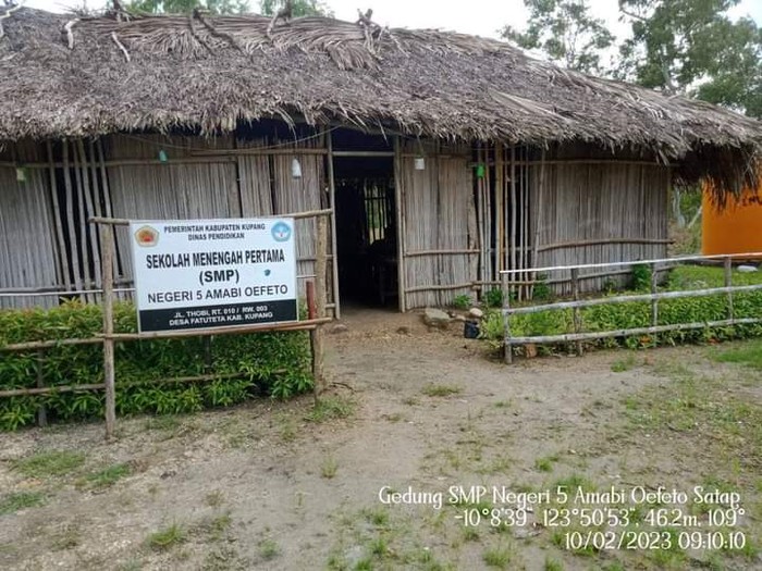 Kondisi bangunan SMP Negeri 5 Amabi Oefeto yang berdinding pelepah tanaman gewang dengan atap daun lontar di Desa Fatuteta, Kecamatan Amabi Oefeto, Kabupaten Kupang, Nusa Tenggara Timur (NTT).