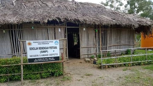 Kondisi bangunan SMP Negeri 5 Amabi Oefeto yang berdinding pelepah tanaman gewang dengan atap daun lontar di Desa Fatuteta, Kecamatan Amabi Oefeto, Kabupaten Kupang, Nusa Tenggara Timur (NTT).