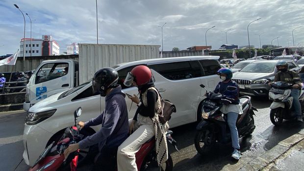 Kondisi macet di Tanjung Barat arah Ragunan, tepatnya di sekitar flyover Tanjung Barat, Kamis (16/2/2023).
