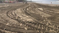 Kondisi Pantai Seminyak yang kembali bersih dari sampah kiriman, Kamis (16/2/2023) siang.  
