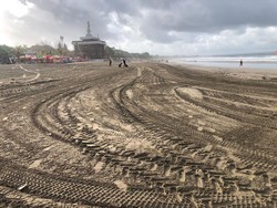 Kondisi Pantai Seminyak yang kembali bersih dari sampah kiriman, Kamis (16/2/2023) siang.
