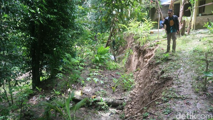Kondisi tanah bergerak di RT 2, Kalurahan Bangunjiwo, Kapanewon Kasihan, Kabupaten Bantul,  Kamis (16/2/2023).