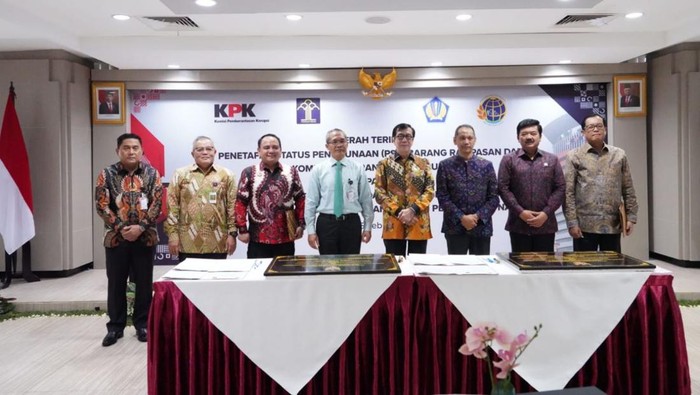 KPK menyerahkan aset rampasan dari kasus korupsi kepada Kementerian Hukum dan HAM (Kemenkumham), dan Kementerian ATR/BPN.