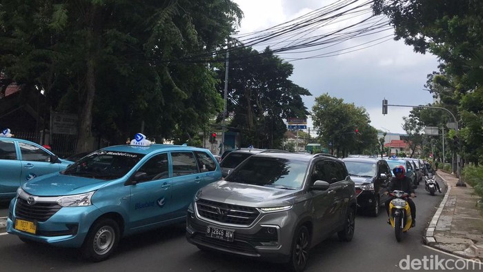 Lalu lintas di sekitar Jalan Abdul Muis, Gambir, Jakpus padat merayap siang ini. Kondisi ini imbas Jalan Medan Merdeka Barat yang ditutup lantaran ada demo. (Dwi Rahmawati/detikcom) (Brigitta Belia/detikcom)