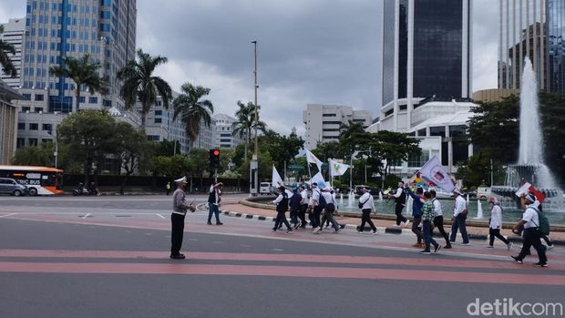 Lalu lintas di sekitar Jalan Abdul Muis, Gambir, Jakpus padat merayap siang ini. Kondisi ini imbas Jalan Medan Merdeka Barat yang ditutup lantaran ada demo. (Dwi Rahmawati/detikcom) (Brigitta Belia/detikcom)