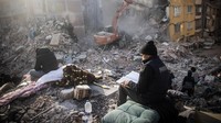 Pembacaan ayat-ayat suci Al-Quran dilakukan saat tim SAR mencari korban di kawasan Hatay, Turki.