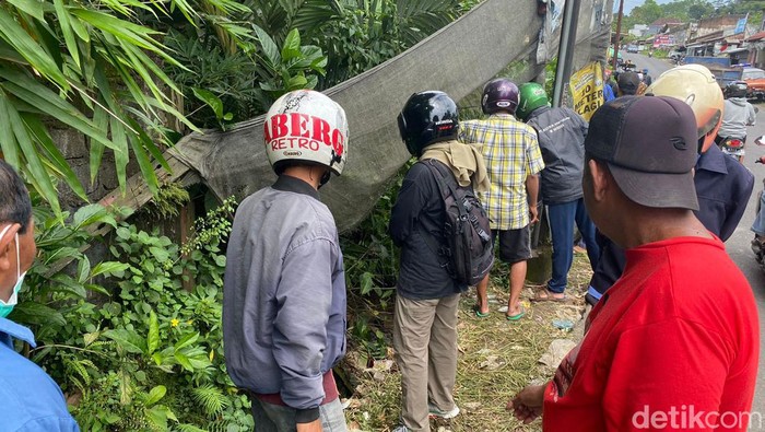 Lokasi jatuhnya Honda Jazz di Jember jadi tontonan warga