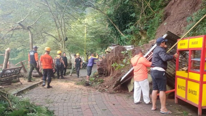 Longsor di area Telaga Sarangan