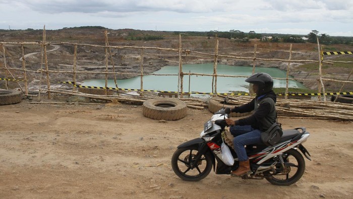 Longsor di Jalan Nasional Kalsel Ini Belum Juga Ditangani Sejumlah mobil melintasi jalan alternatif di Kecamatan Satui, Kabupaten Tanah Bumbu, Kalimantan Selatan, Kamis (16/2/2023). Badan jalan nasional penghubung Provinsi Kalimantan Selatan - Kalimantan Timur yang longsor di dekat lokasi tambang batubara tersebut hingga saat ini belum ditangani dengan baik sehingga menghambat kelancaran arus lalu lintas dan aktivitas warga. ANTARA FOTO/Bayu Pratama S/rwa.
