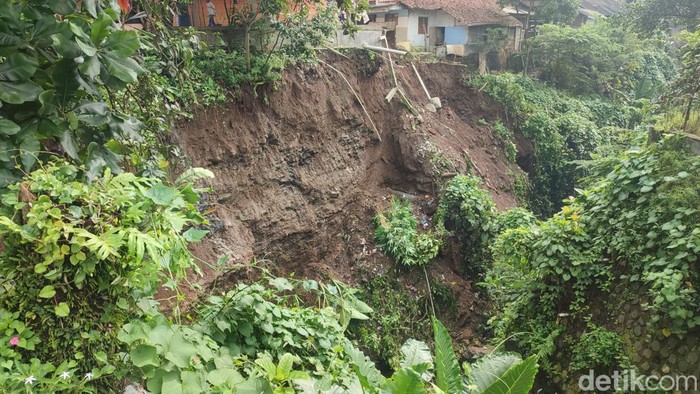 Longsor di kawasan Cikentrung, Kabupaten Kuningan.