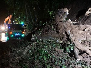Tebing 8 Meter Longsor Lumpuhkan Jalur Wisata Pacet-Trawas di Mojokerto