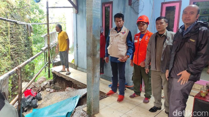 Longsor di Sukabumi.