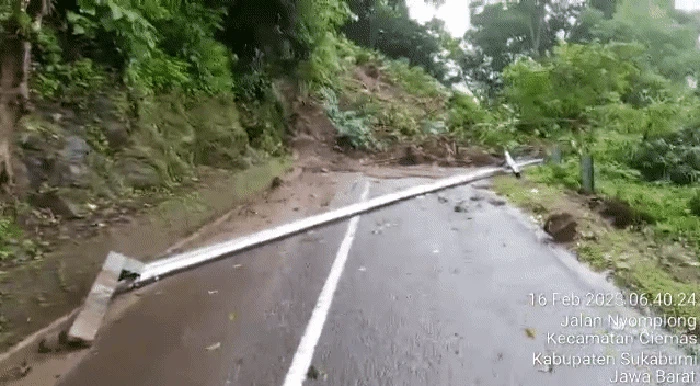 Longsor masih tutup akses jalan menuju kawasan Geopark Ciletuh, Kabupaten Sukabumi, Kamis (16/2/2023).