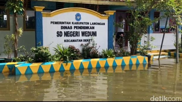 Luapan Bengawan Njero Rendam Gedung Sekolah