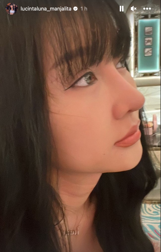 Setelah kembali melakukan operasi plastik pada hidungnya, Lucinta Luna pun jadi terlihat semakin percaya diri. Seperti dalam foto ini ketika ia memamerkan hidung barunya dari samping. Foto: Instagram/@lucintaluna_manjalita