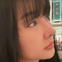 Setelah kembali melakukan operasi plastik pada hidungnya, Lucinta Luna pun jadi terlihat semakin percaya diri. Seperti dalam foto ini ketika ia memamerkan hidung barunya dari samping. Foto: Instagram/@lucintaluna_manjalita