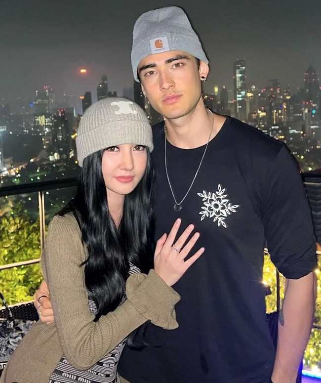 Dalam unggahan terbarunya Lucinta Luna tampak berpose merangkul seorang pria. Bagaimana menurutmu penampilan baru Lucinta Luna usai oplas hidung yang menghabiskan ratusan juta rupiah? Foto: Instagram/@lucintaluna_manjalita