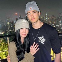 Dalam unggahan terbarunya Lucinta Luna tampak berpose merangkul seorang pria. Bagaimana menurutmu penampilan baru Lucinta Luna usai oplas hidung yang menghabiskan ratusan juta rupiah? Foto: Instagram/@lucintaluna_manjalita