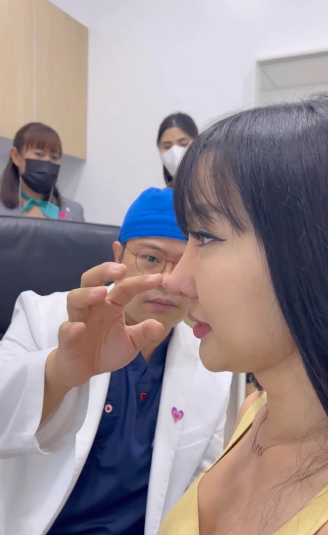 Dibantu dengan dokter bedah plastik yang menanganinya, hidung baru Lucinta Luna diperiksa terlebih dahulu setelah lepas perban. Dari samping hidungnya itu jadi tambah mancung. Foto: Instagram/@lucintaluna_manjalita