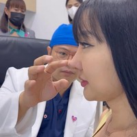 Dibantu dengan dokter bedah plastik yang menanganinya, hidung baru Lucinta Luna diperiksa terlebih dahulu setelah lepas perban. Dari samping hidungnya itu jadi tambah mancung. Foto: Instagram/@lucintaluna_manjalita