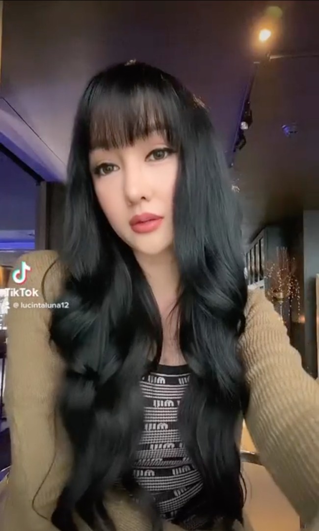 Lucinta Luna sendiri memang diketahui gemar melakukan operasi plastik. Bukan lagi kali pertama, sebelumnya Lucinta juga pernah melakukan operasi plastik pada hidung, dahi, mata, hingga jakunnya.  Foto: Instagram/@lucintaluna_manjalita