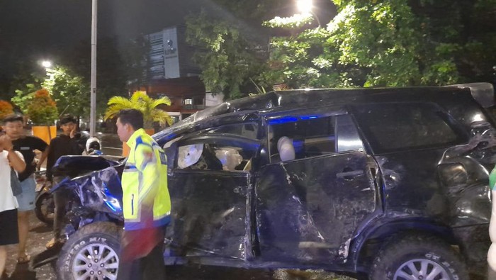 Pelajar SMA berinisial MD (17) di Kota Makassar, Sulawesi Selatan (Sulsel) tewas usai mobil yang dikendarainya mengalami kecelakaan dengan menabrak trotoar hingga mobilnya terbalik.